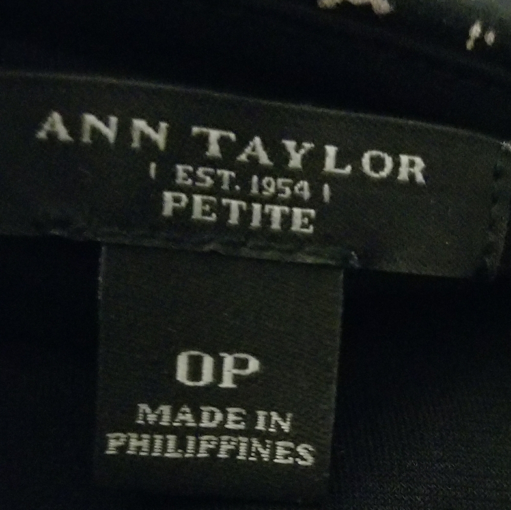 Ann Taylor v neck dress. - Picture 5 of 5